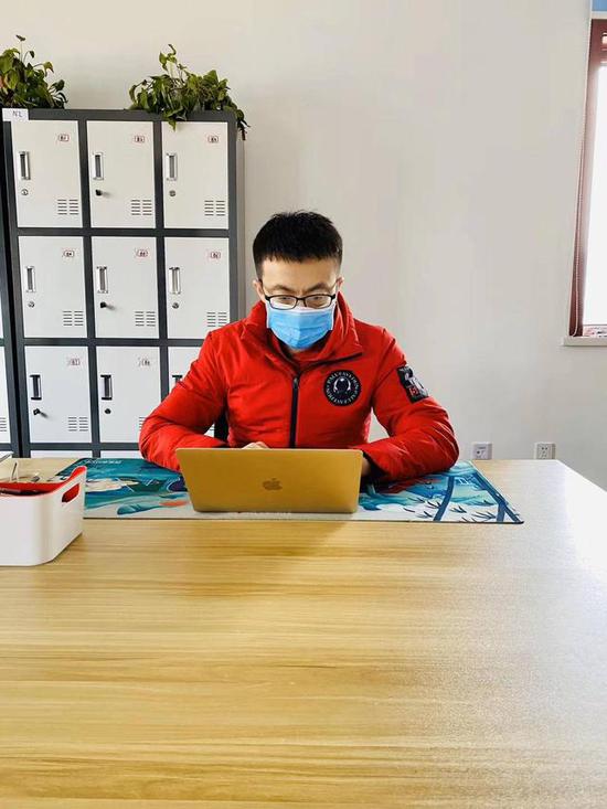 疫情下的跨职业复工：教师变主播 Tony成外卖小哥