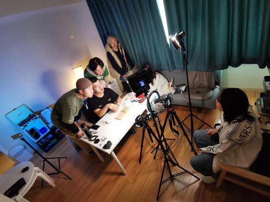 疫情下的跨职业复工：教师变主播 Tony成外卖小哥