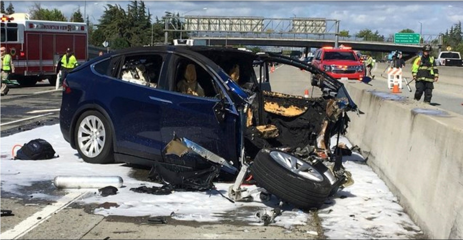 IMG_APphoto_Tesla_Crash_2_1_OC6AQOTQ.jpg