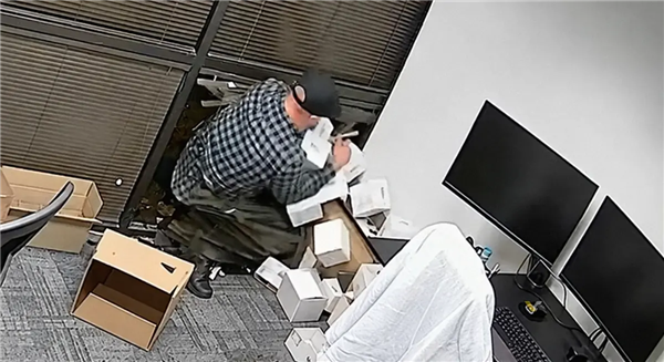 偷了个寂寞 小偷破窗抱走几十个苹果空包装盒 真机就在旁边
