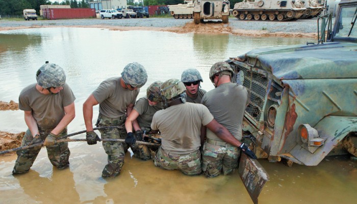 怕被送去打伊朗，美国年轻人挤崩征兵官网