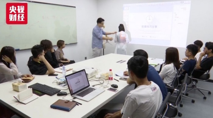 李子柒年赚1.6亿跑赢六成A股公司！背后赚大了的还有他们