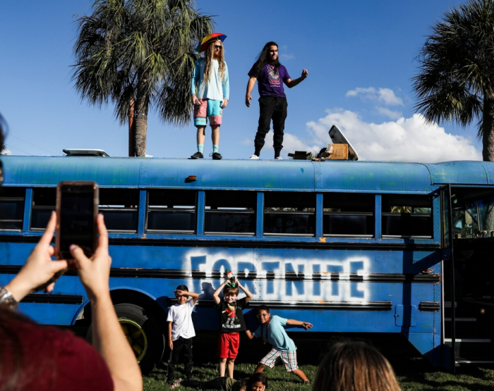 美国网红养成攻略：顶流电竞主播的全家总动员