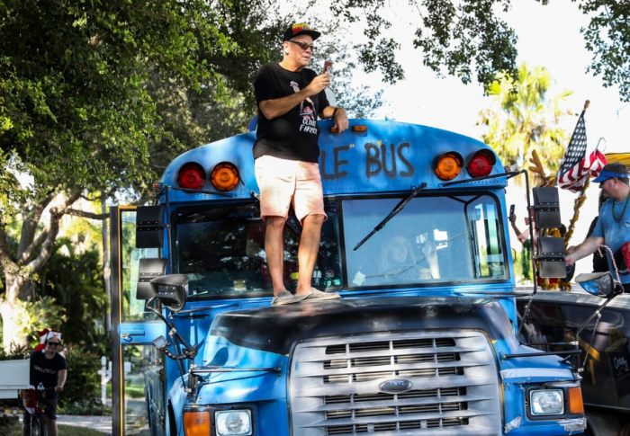 美国网红养成攻略：顶流电竞主播的全家总动员