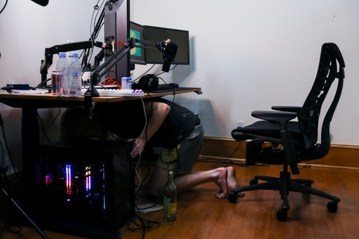 美国网红养成攻略：顶流电竞主播的全家总动员