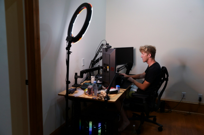 美国网红养成攻略：顶流电竞主播的全家总动员