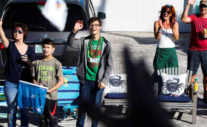 美国网红养成攻略：顶流电竞主播的全家总动员