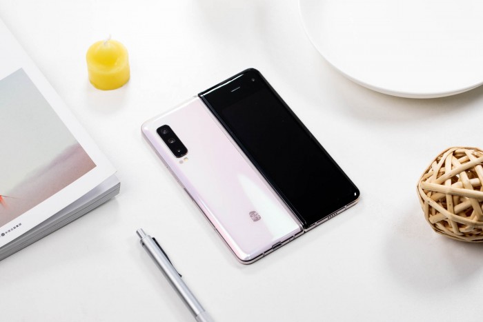 折叠屏形态+多任务处理 三星W20 5G版手机体验