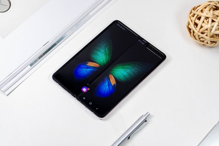 折叠屏形态+多任务处理 三星W20 5G版手机体验