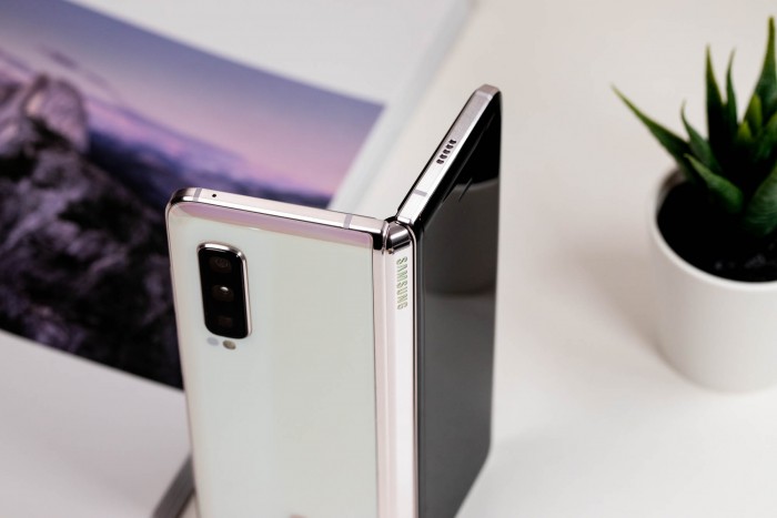 折叠屏形态+多任务处理 三星W20 5G版手机体验