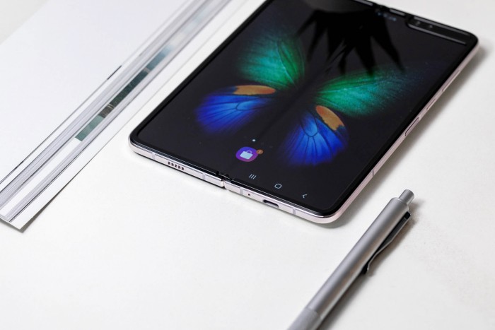 折叠屏形态+多任务处理 三星W20 5G版手机体验