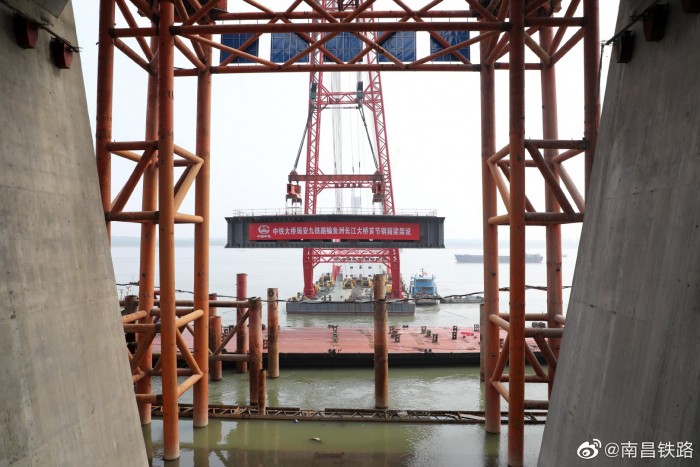 鳊鱼洲长江大桥开始架梁 系中国首座交叉索斜拉桥