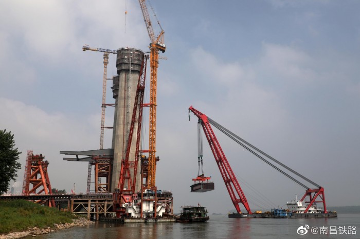 鳊鱼洲长江大桥开始架梁 系中国首座交叉索斜拉桥