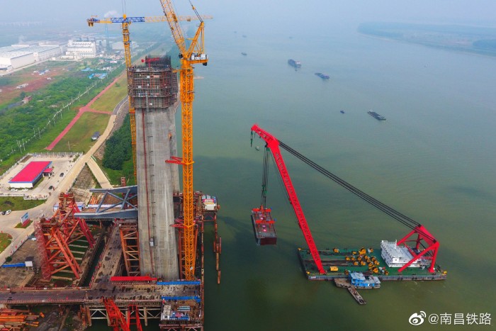 鳊鱼洲长江大桥开始架梁 系中国首座交叉索斜拉桥
