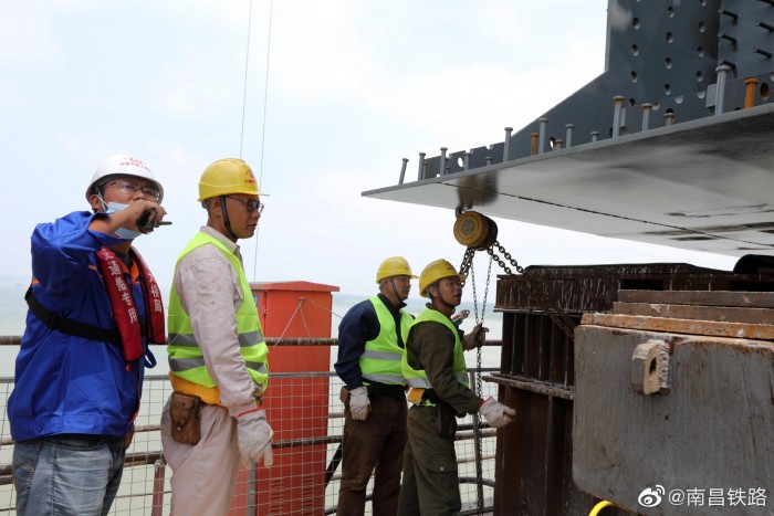 鳊鱼洲长江大桥开始架梁 系中国首座交叉索斜拉桥