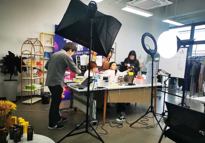 多地抢主播：购房最高补贴50万，还能成为“国家级领军人才”